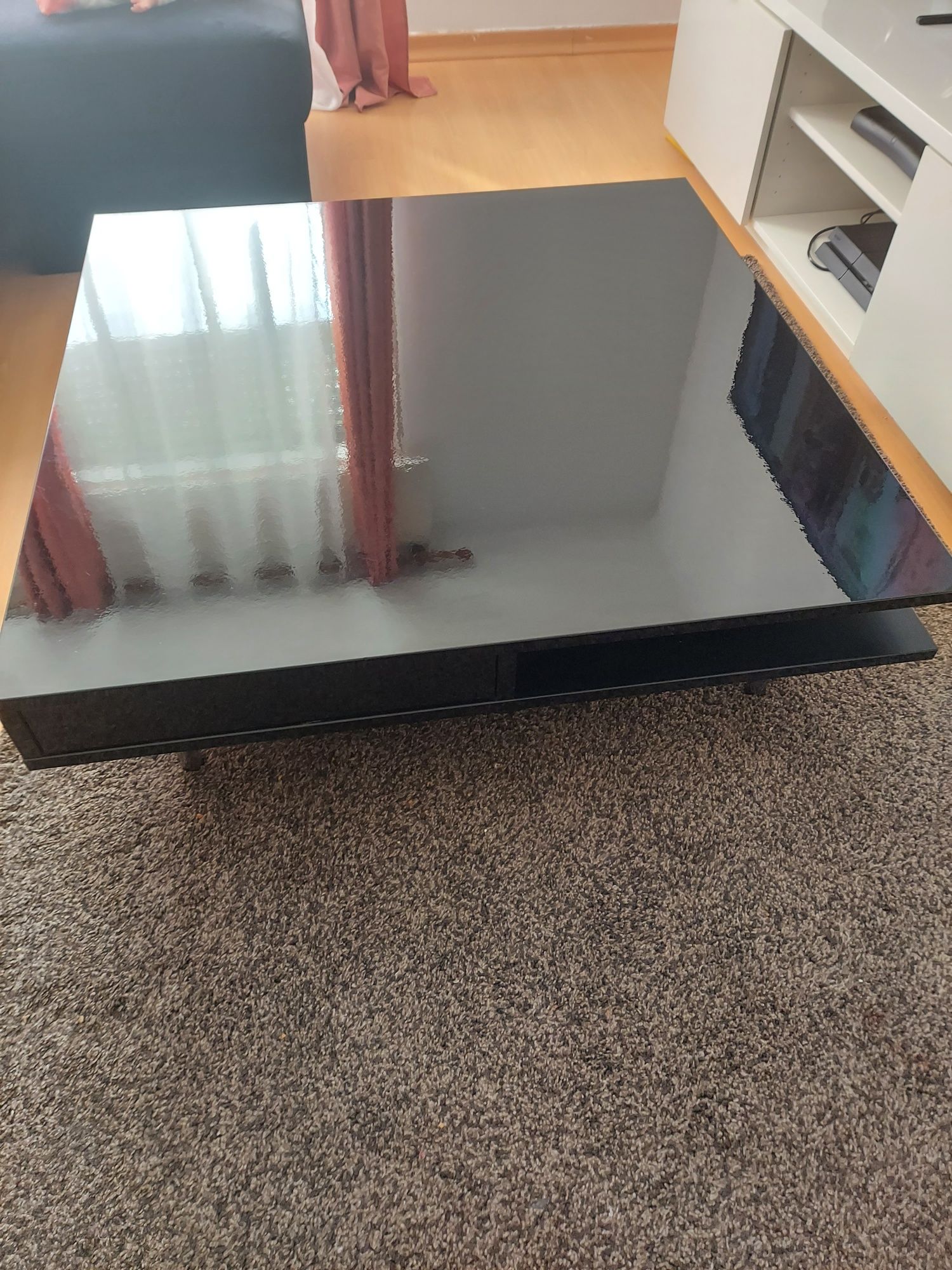 Mesa de centro da ikea em ótimo qualidade.