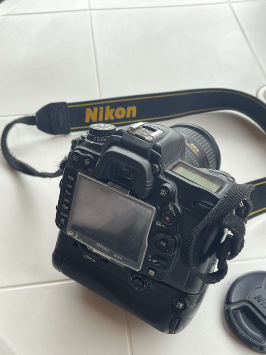 Nikon D7000 + Nikkor 18-200 VR + grip