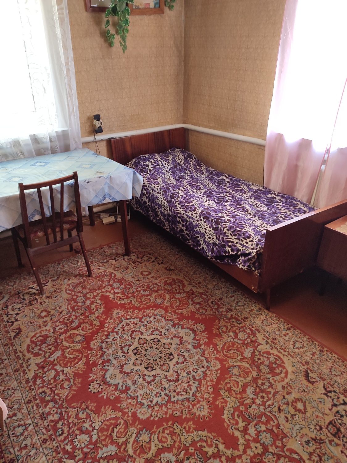 Здається кімната в часному будинку для 2 хлопців