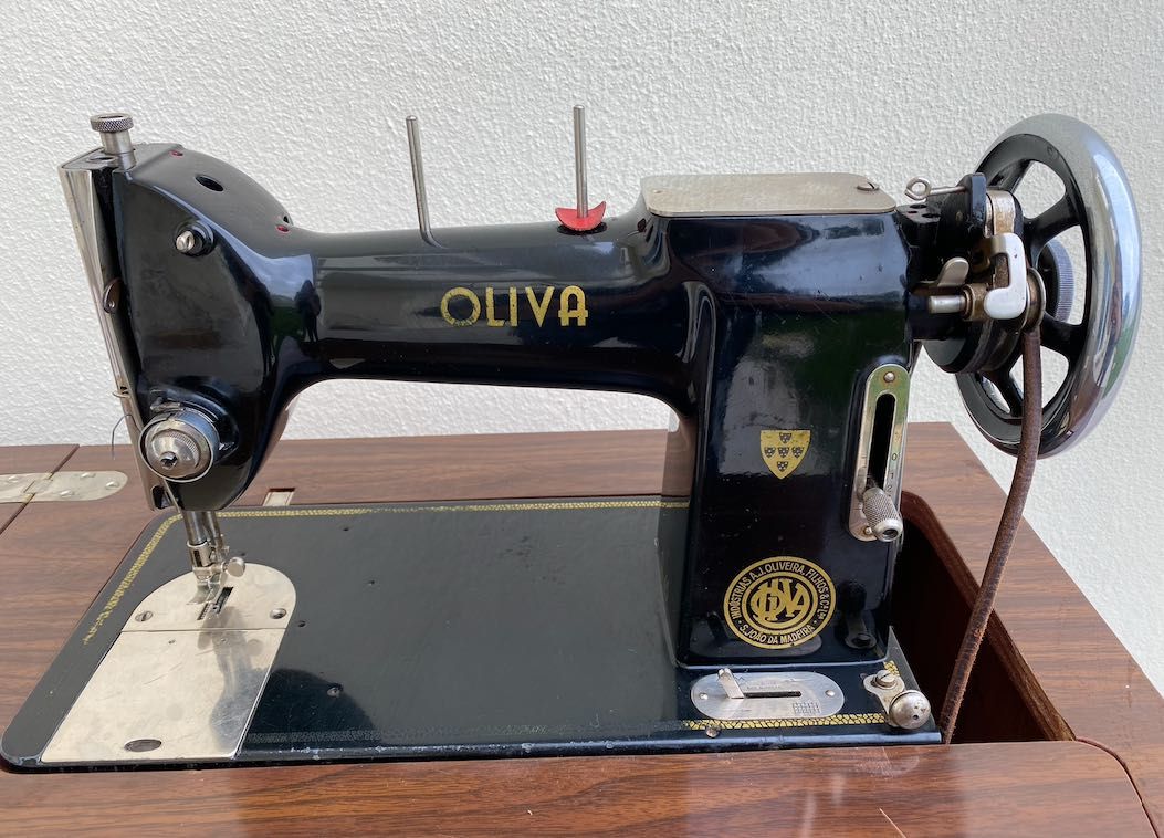 Máquina de costura Oliva com móvel