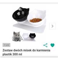 Plastikowe miski dla kota na stojaku