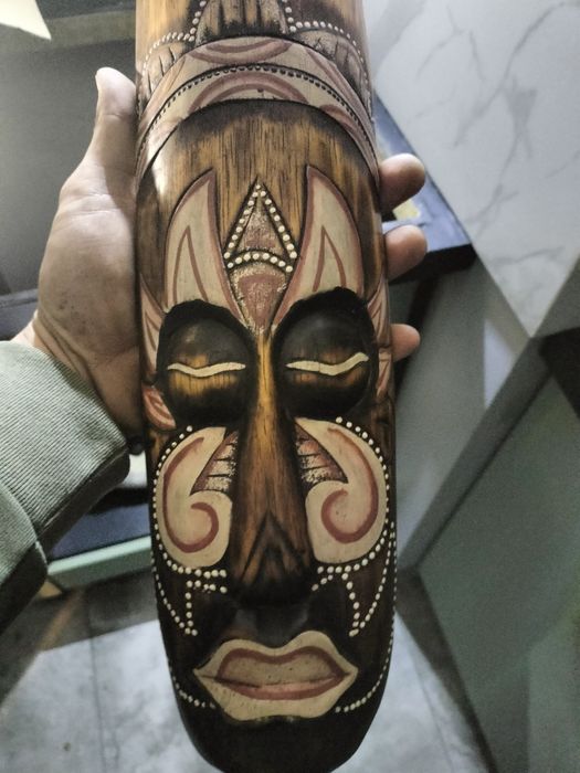 Maska afrykańska ma bardzo ładne kolory jak na swój wiek1