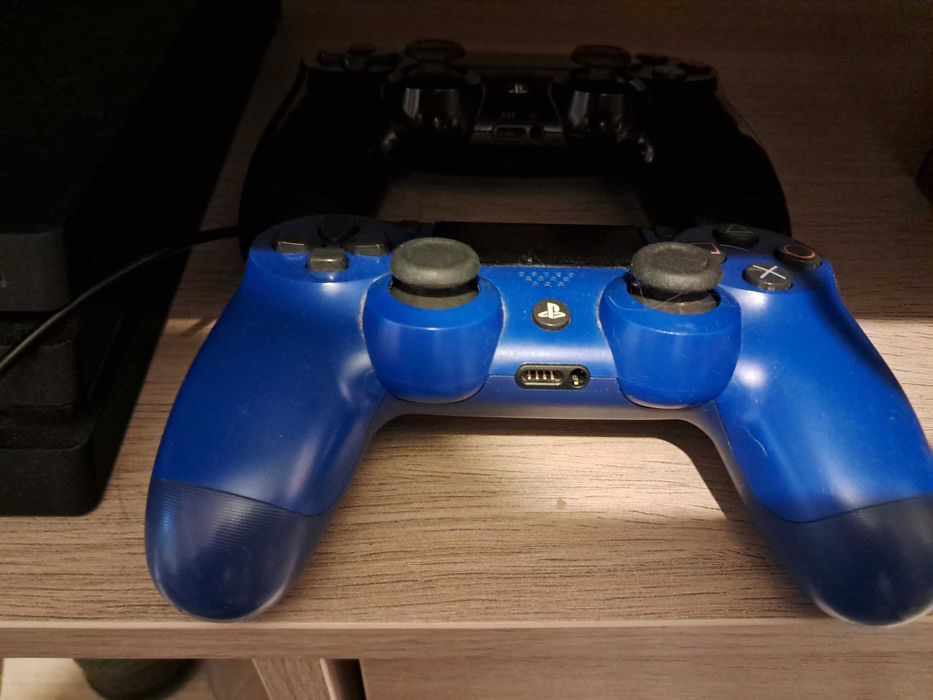 Ps4 pro 1tb + 2 comandos + 9 jogos