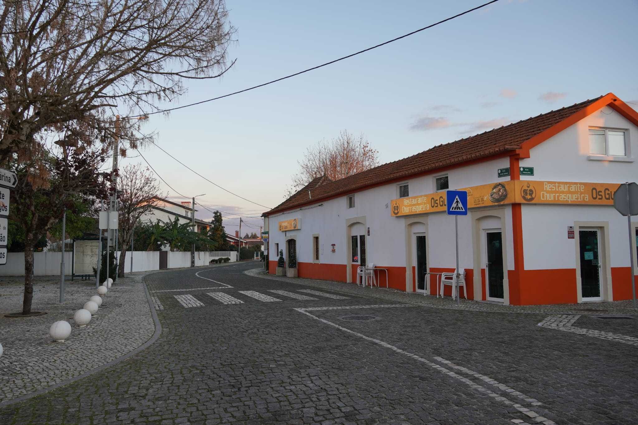 Restaurante com cozinha equipada
