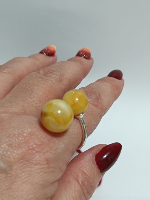 Srebrny pierścionek z kulki z mlecznego bursztynu regulowany, 925