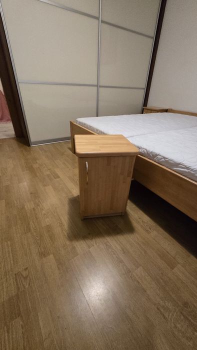 Sprzedam trzy łóżka bukowe z materacami - szafka nocna gratis