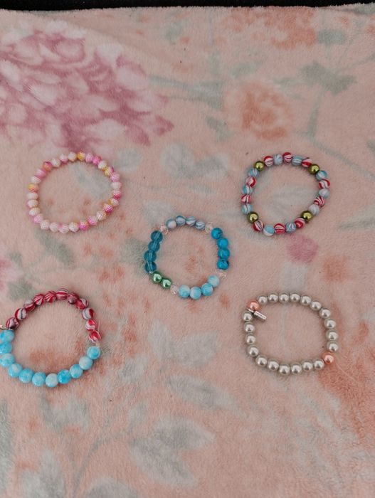 Bransoletki z koralików plastikowych