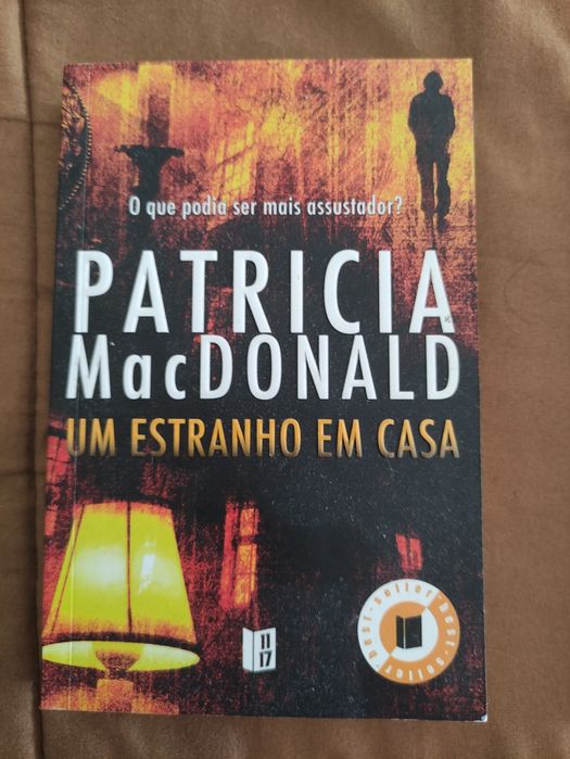 Livro de bolso Um Estranho em casa