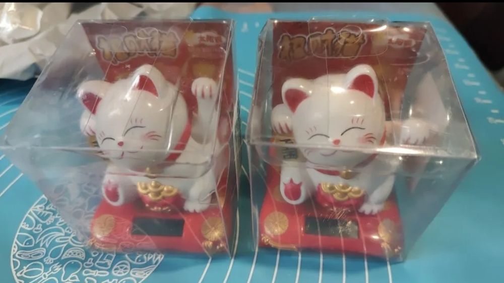 Кот Манеки талисман машет лапкой