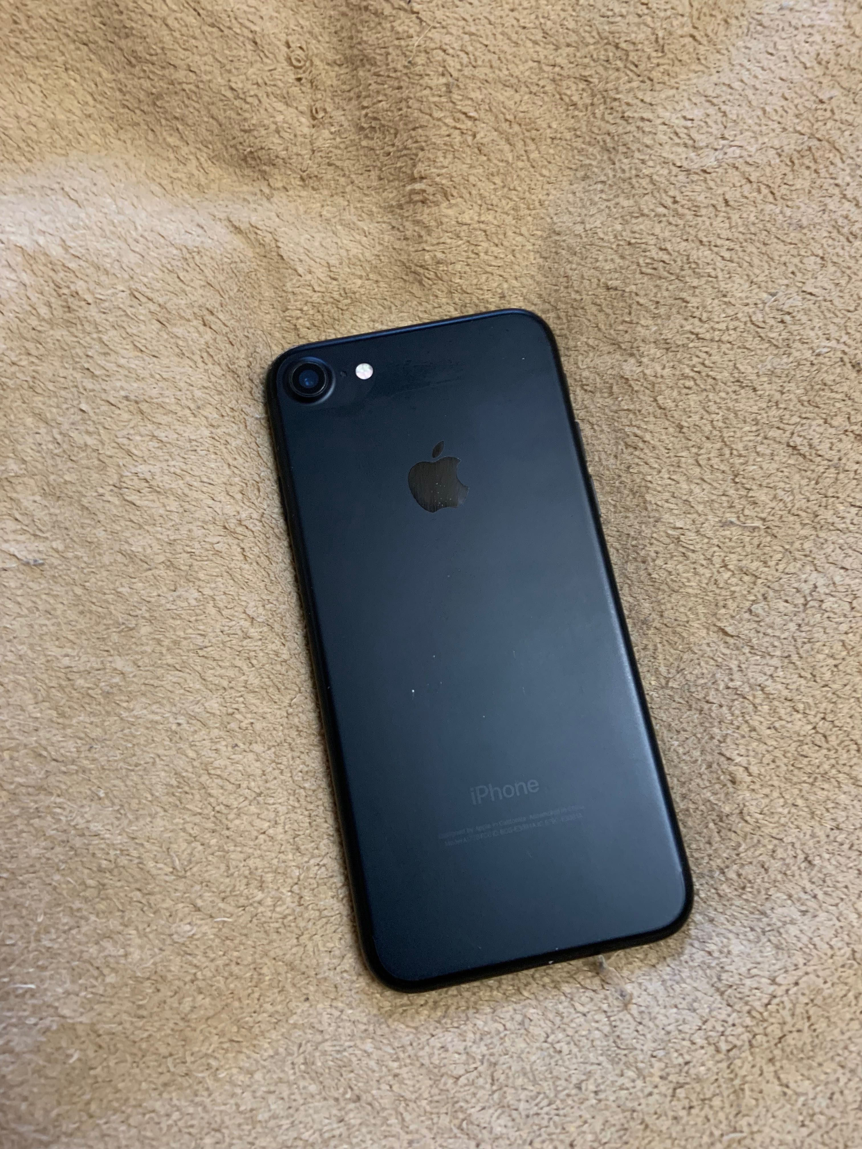 Продам телефон iPhone 7 128GB Black Neverlock