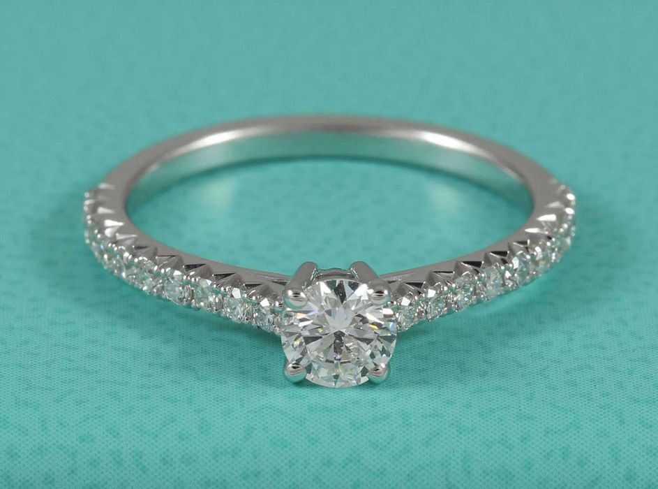 Кольцо золотое с бриллиантами в стиле Tiffany