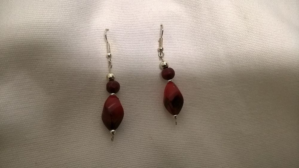 Brincos compridos pretos, vermelhos e castanhos (portes incluídos)