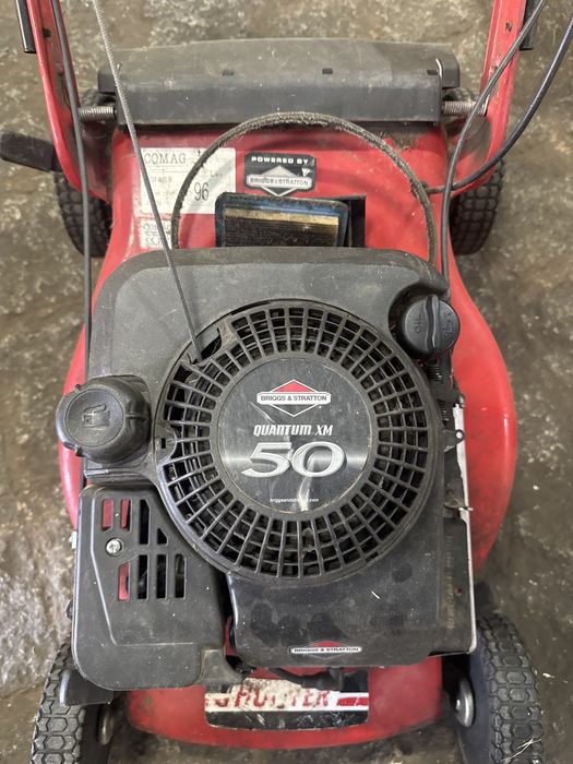 Kosiarka uszkodzona na części