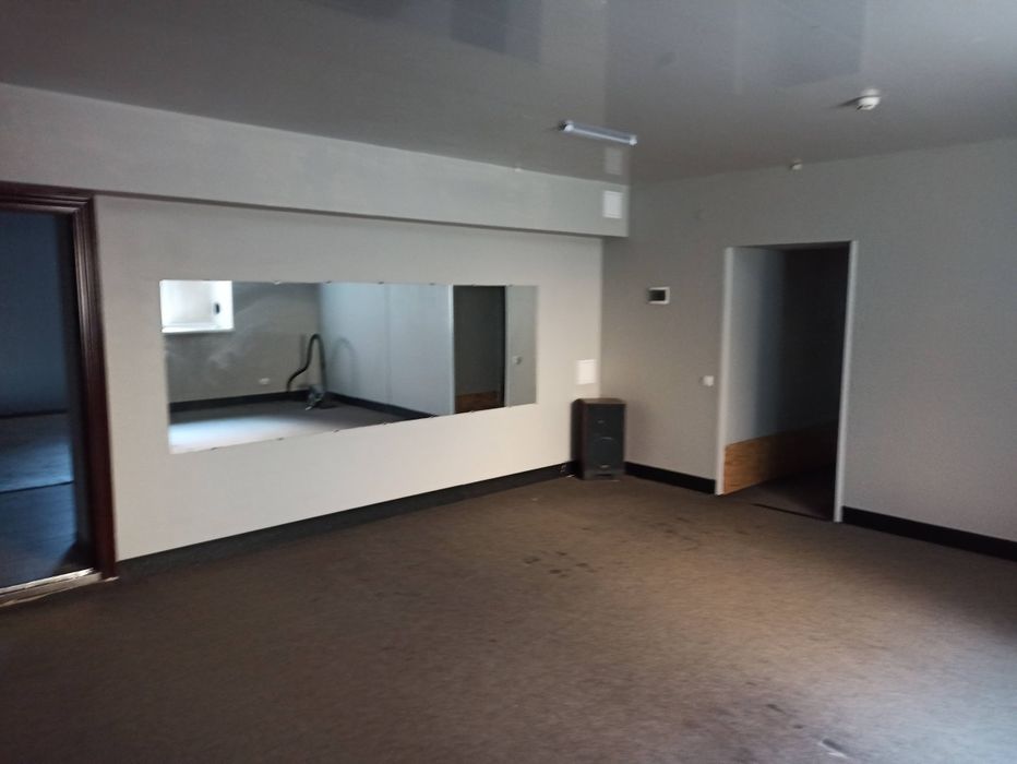 Продається комерційне приміщення .