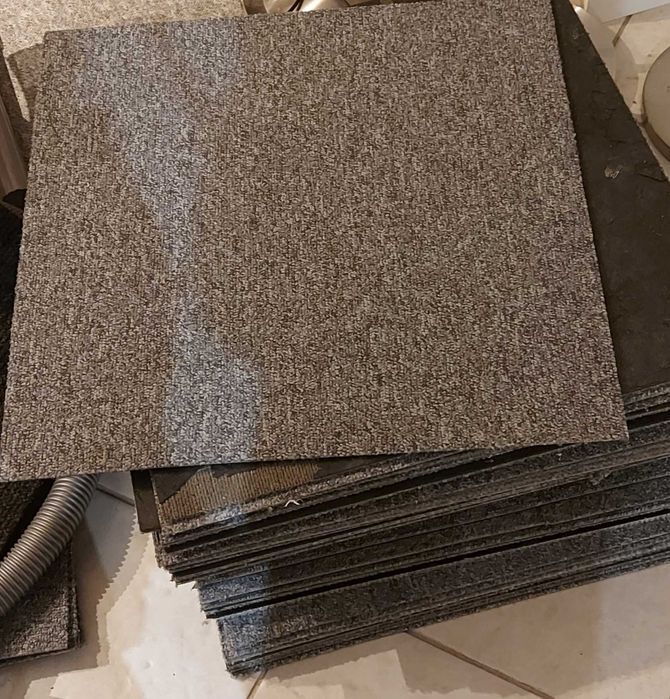 Wykładzina w kawałkach,  niezbędna ochrona parkietu na czas remontu