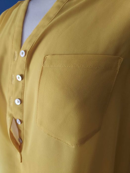 Top túnica amarelo com botões em madrepérola