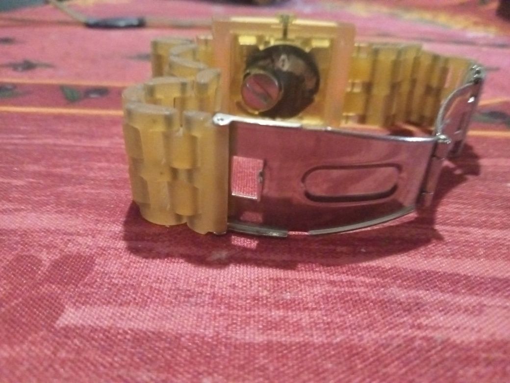 Dois relógios da marca Swatch, usados mas em perfeito estado.