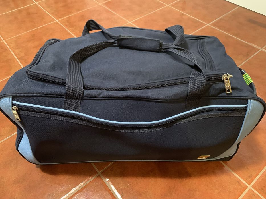 Saco de viagem grande.