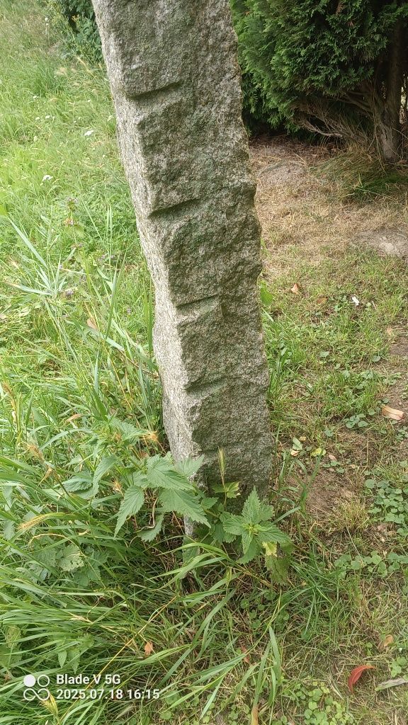 Słupki granitowe ciosane