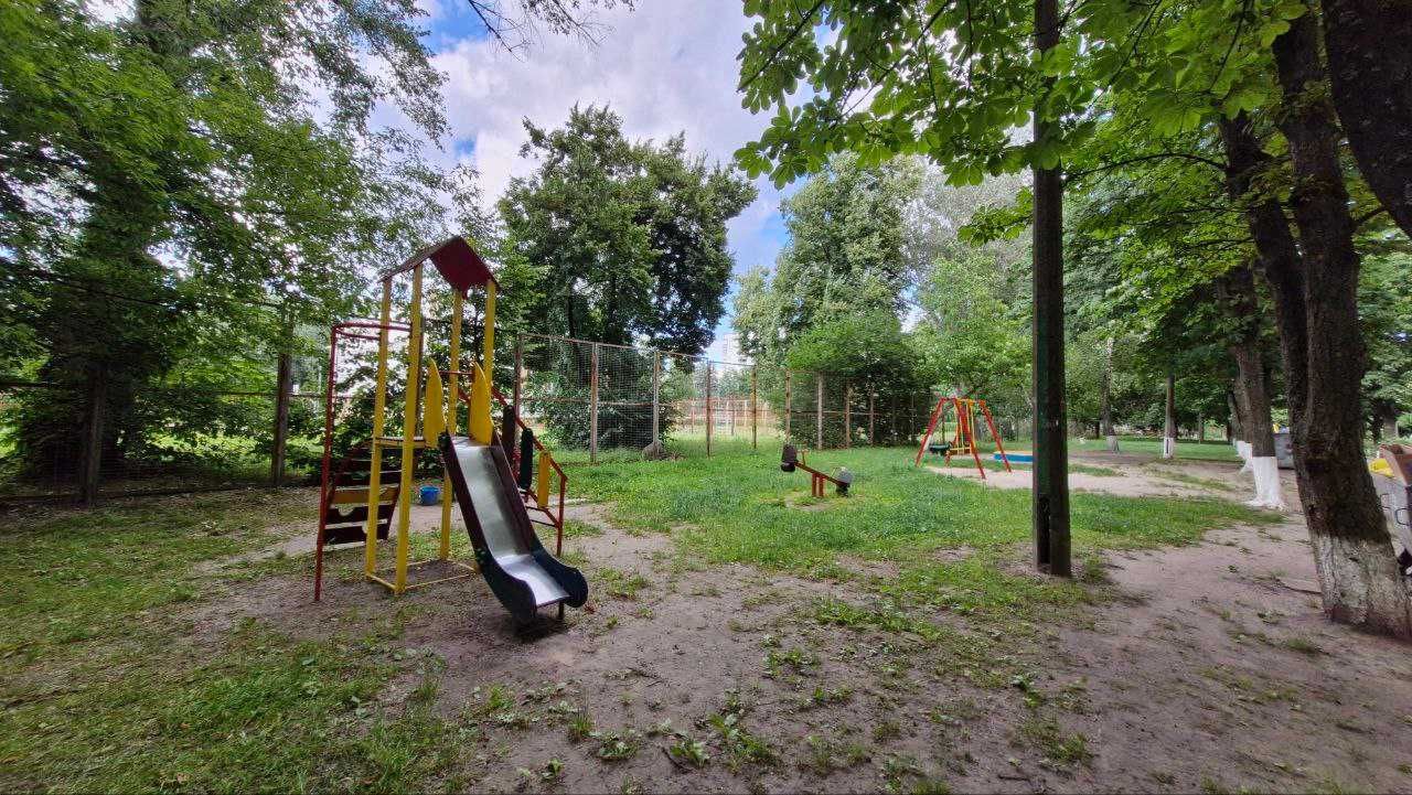 Продаж 2к біля метро 5 хв. Теремки вул.Глушкова 32. Вільна.