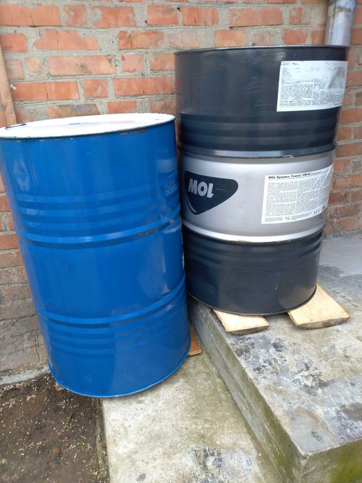 Бочки для горючих материалов или воды.