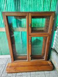 Добротное деревянное окно с подоконником