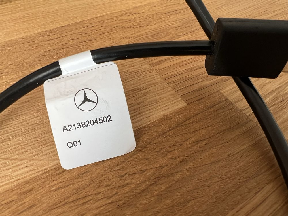 Оригінальний кабель Mercedes Benz media interface USB/Apple Lightning.
