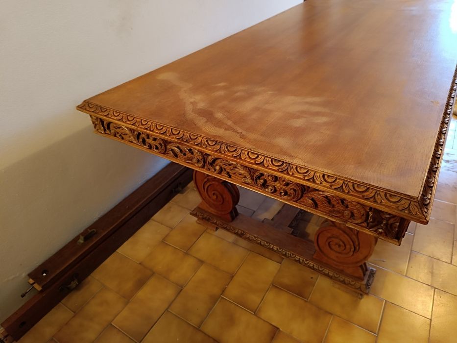 Mesa de sala de jantar.