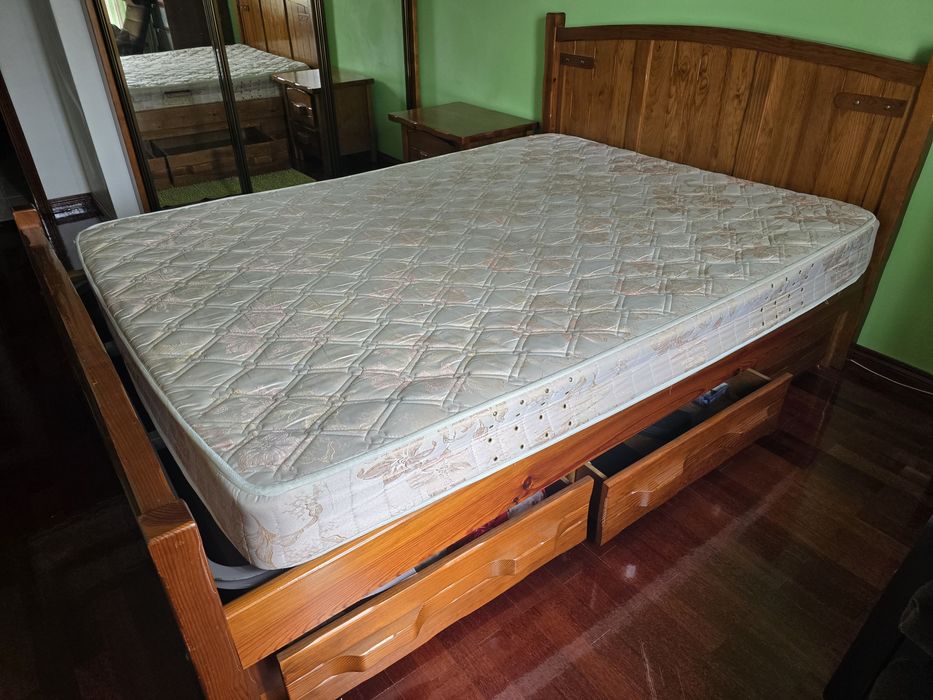 Cama, 2 mesas cabeceira, colchão, secretária, cadeira. Madeira maciça