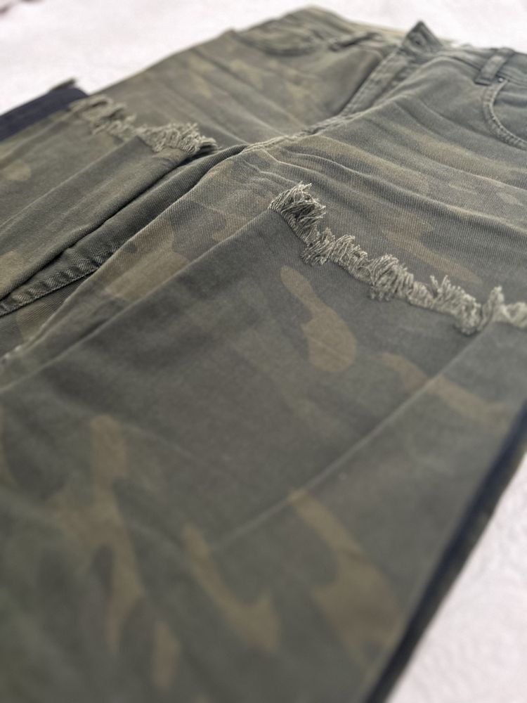 Calça “padrão camuflado”