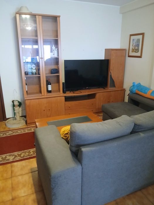 Movel de tv com mesa de centro e sofá