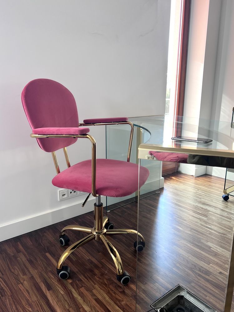 Obrotowy fotel na kółkach do biurko westwing złoty welur krzesło