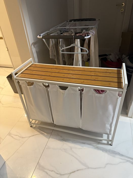 Kosz na pranie trzykomorowe.