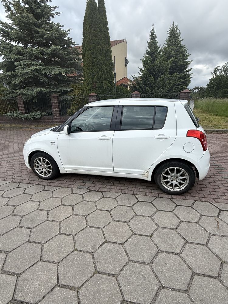 Suzuki Swift białe