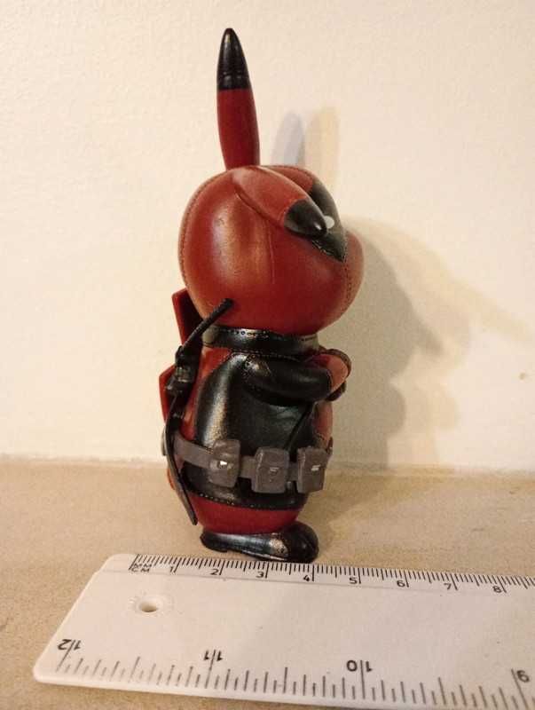 Pikachu vestido de deadpool