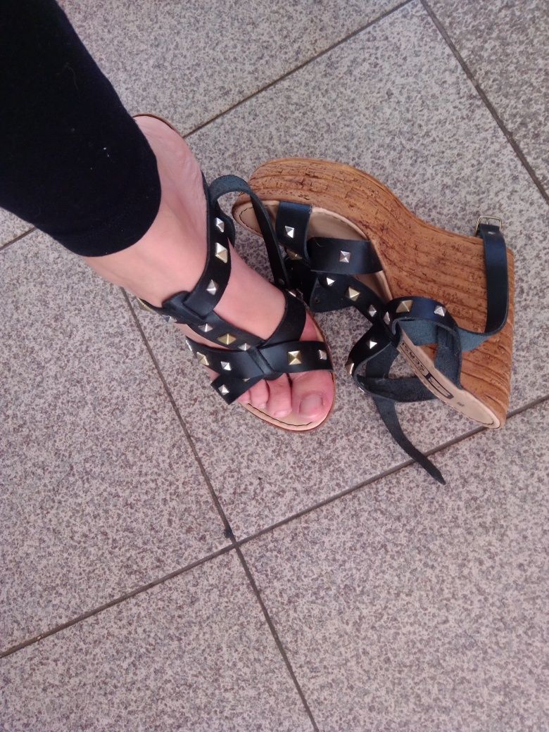 Sandálias de senhora em cunha e ornamentadas
