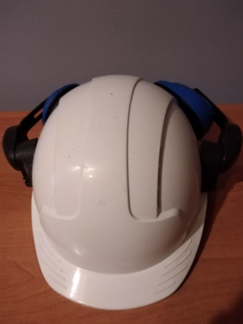 Kask budowlany z nausznikami