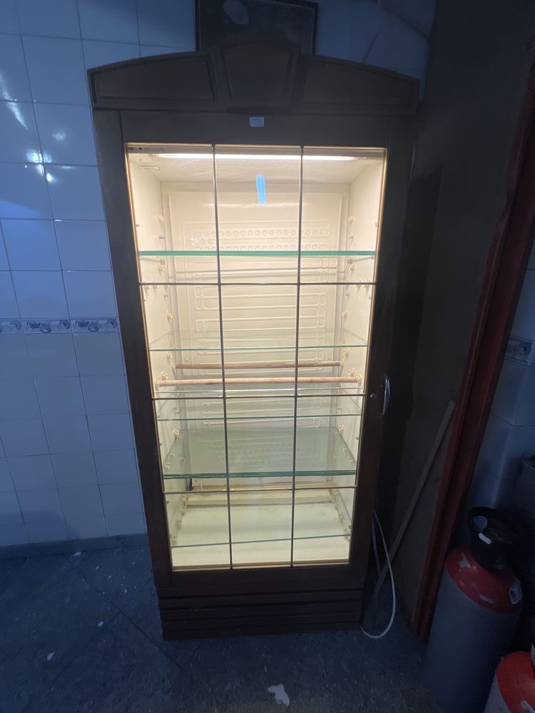 Armário frigorífico em madeira