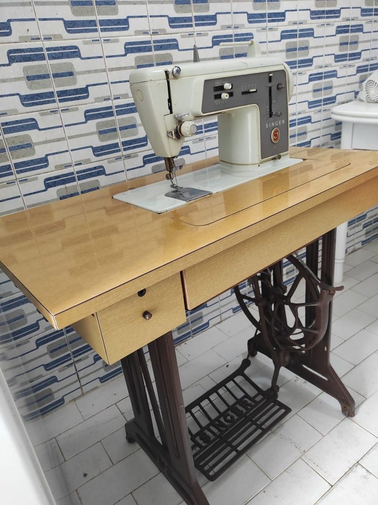 Máquina de costura SINGER antiga