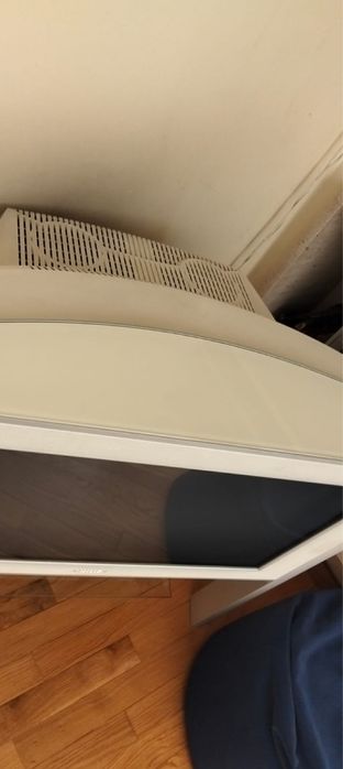 Televisao Philips e móvel