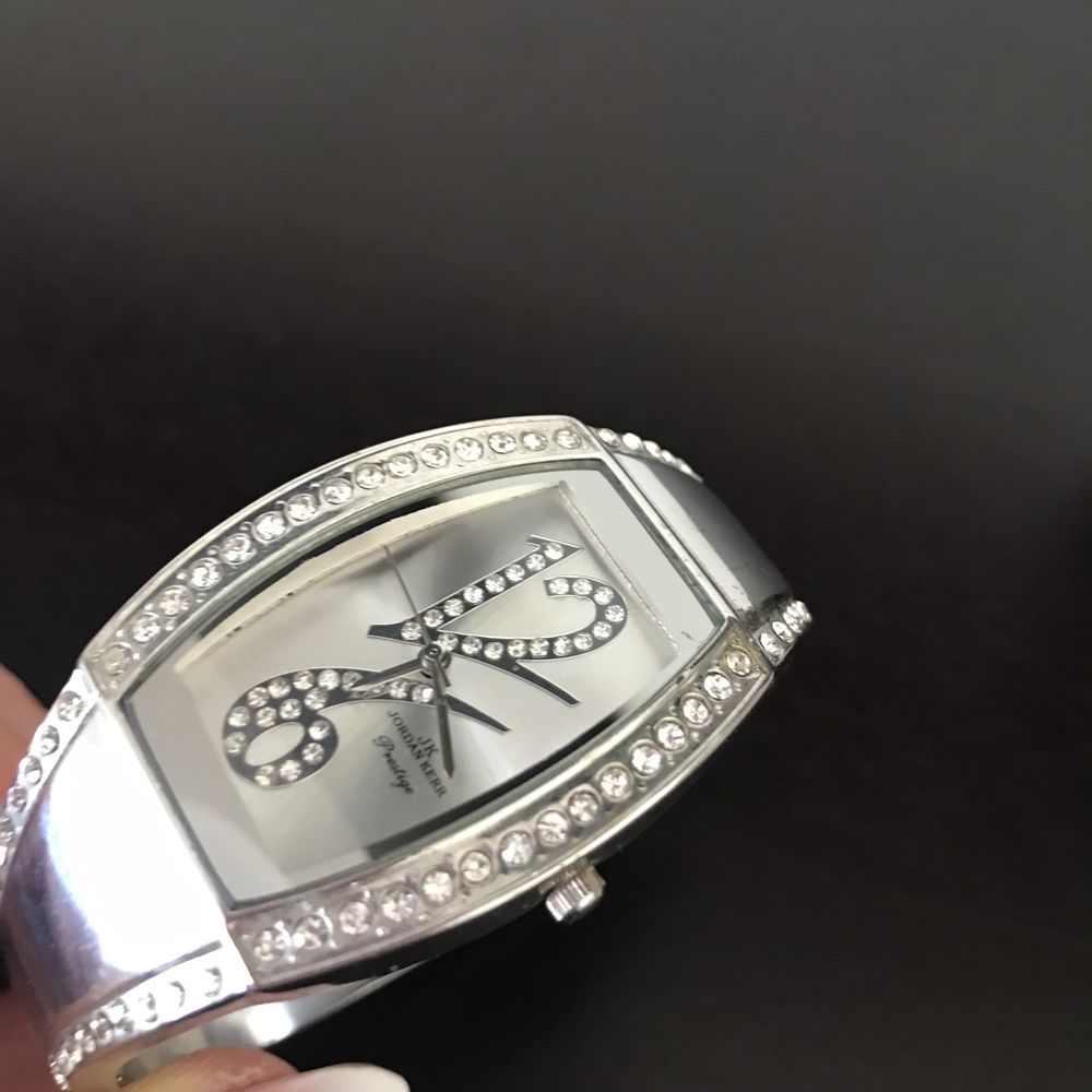 Zegarek z ozdobnymi krysztalkami