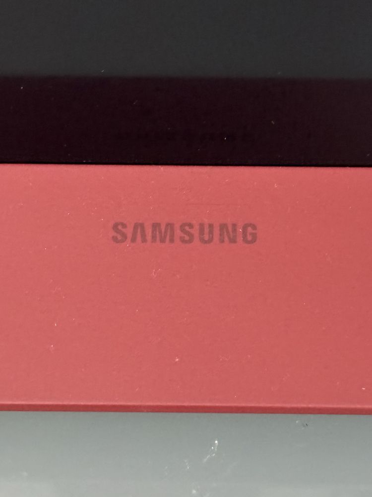 2 televisores de colecao exclusiva da Samsung, uma em bordeaux e outra