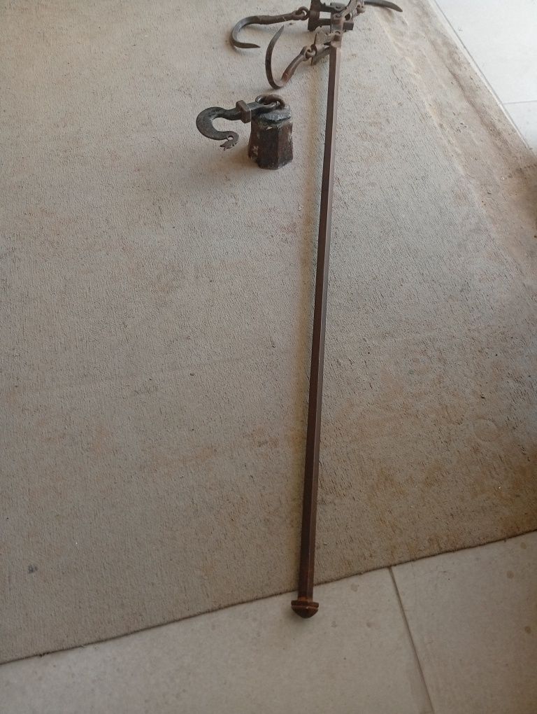 Balanca romana muito antiga com pilão e vara 120cm muito bom estado