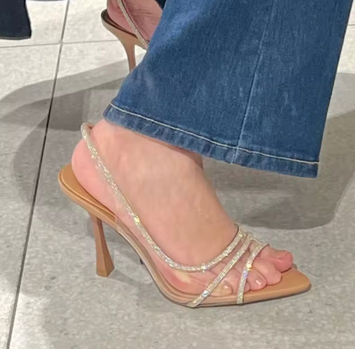 Босоніжки на зручному каблуку