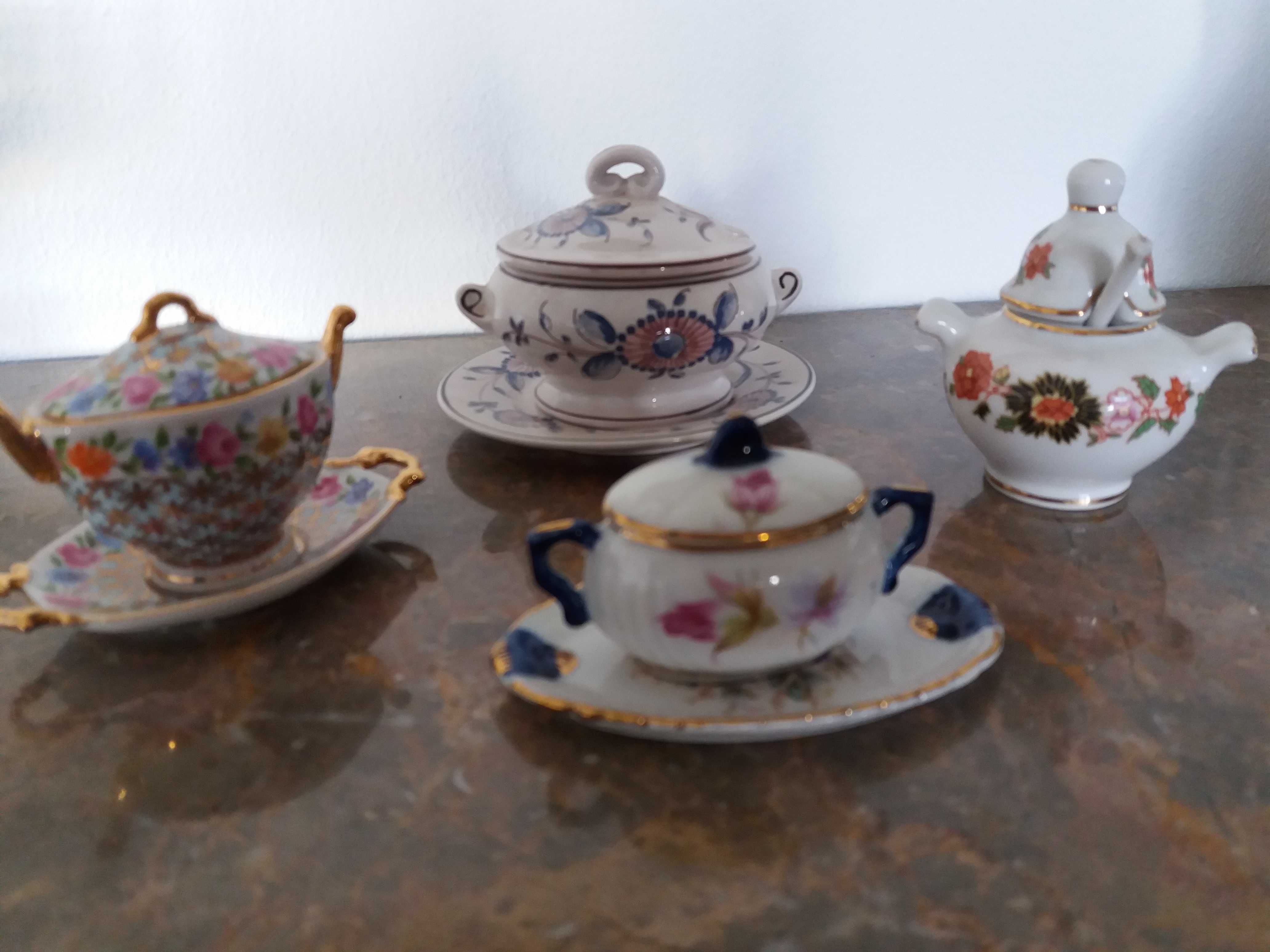 4 Terrinas de  porcelana em niniaturas