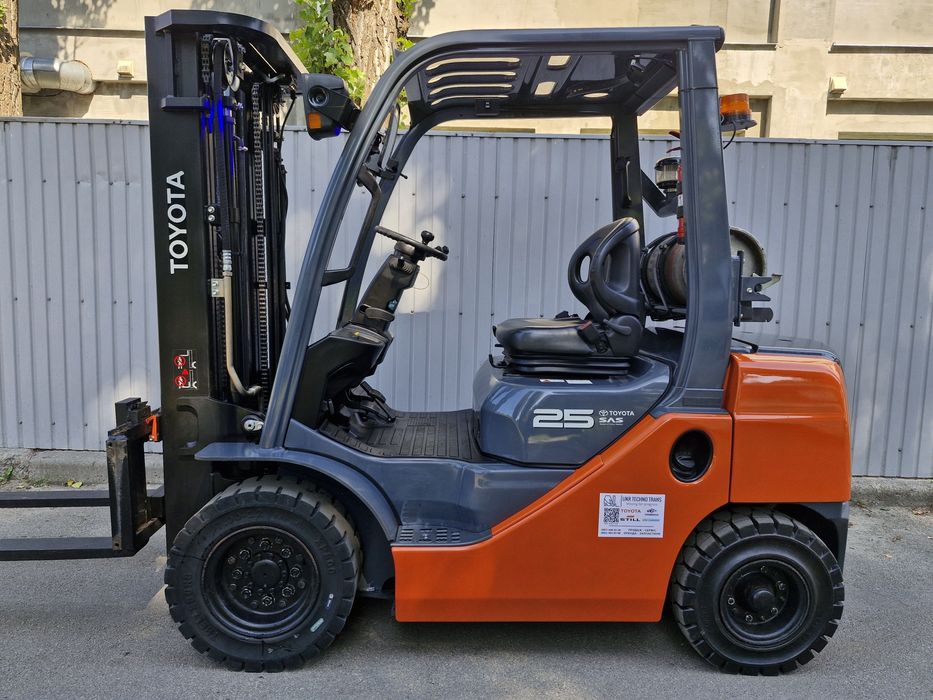 Навантажувач  2019 рік Тойота  погрузчик газ-бензин Toyota 8FG25