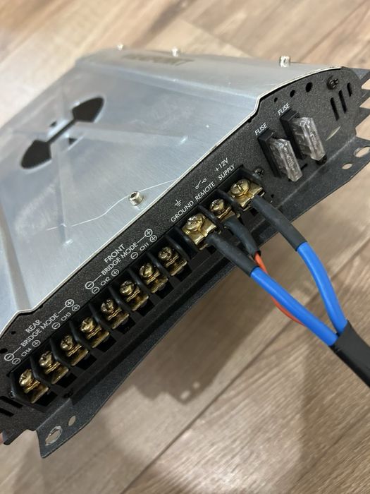 Продам чотирьохканальний підсилювач Blaupunkt GTA-450