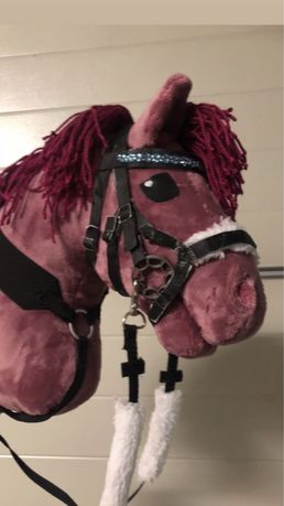 Hobby Horse koń na kiju ze sprzętem (ogłowie, kantar, derka)