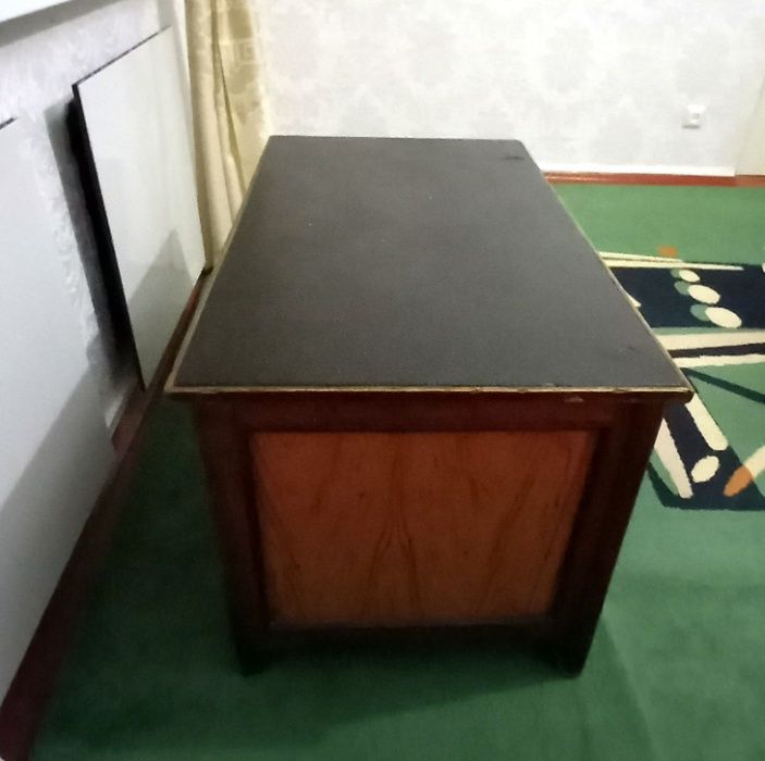 Продам журнальний столик. Стіл. Дерево. Шкіра.