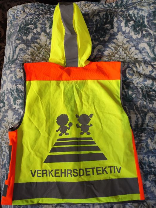 Жилетки со светоотражающими элементами детям и взрослым
